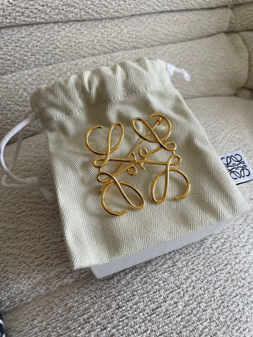 【一度使用！】LOEWE ゴールド リボンブローチ　即日発送❗️