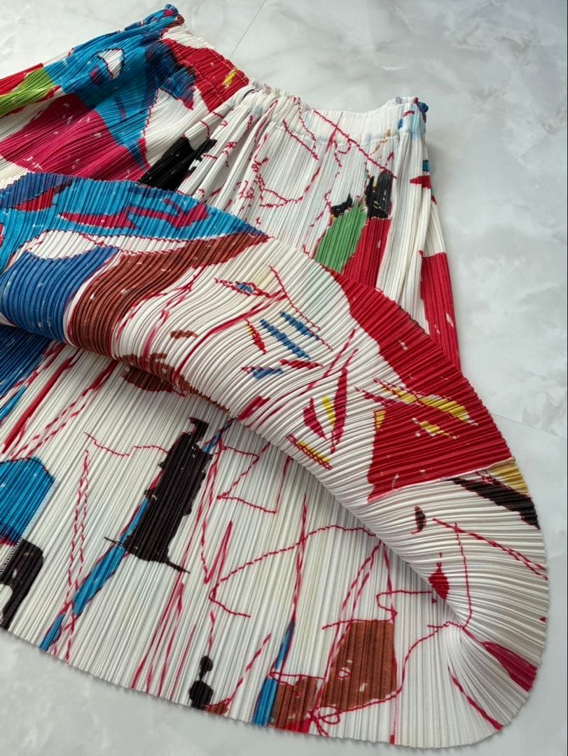 PLEATS PLEASE 抽象画　水彩画　スカート　幾何学