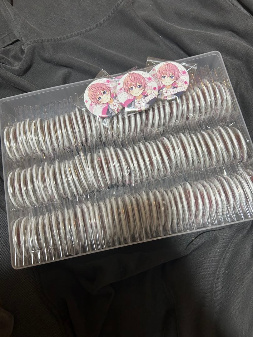 すとぷり さとみくん アリツア前半ビジュ 缶バッジ