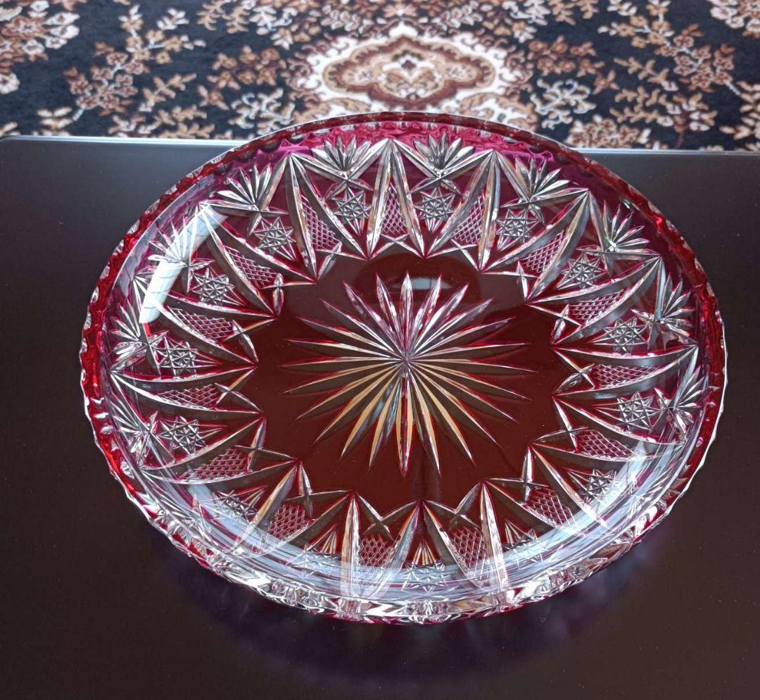 ☆金赤の魅力☆★現代江戸切子金赤ガラス菊花笹葉飾皿☆２９センチ大皿★