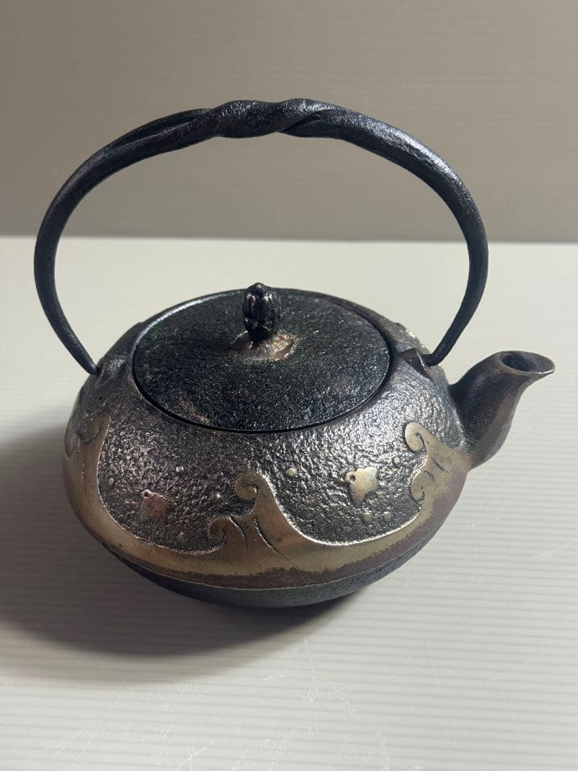 1557 照光堂作 希少砂鉄急須　南部鉄瓶＊波千鳥文　捻り提手 茶器　茶道具骨董