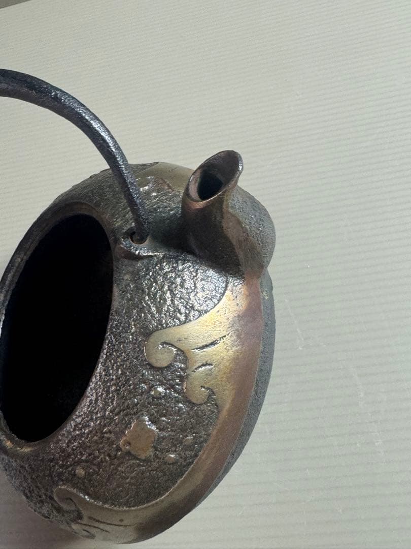 1557 照光堂作 希少砂鉄急須　南部鉄瓶＊波千鳥文　捻り提手 茶器　茶道具骨董