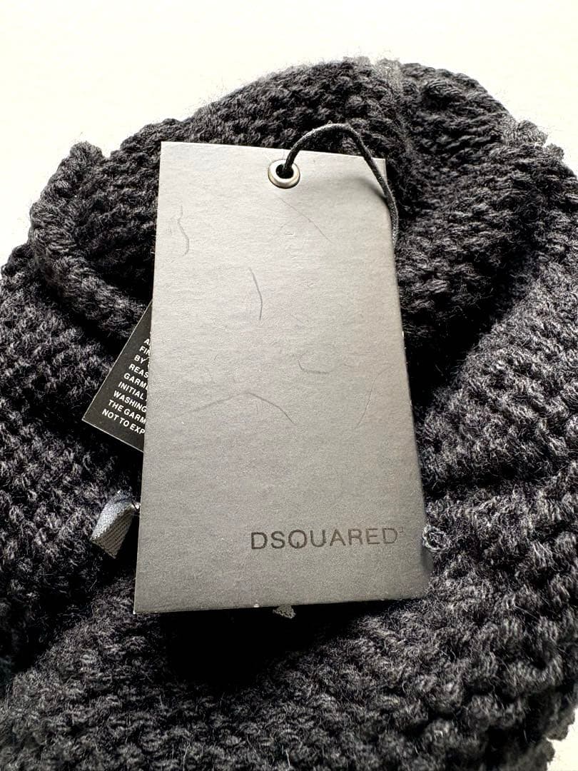 DSQUARED2 新品未使用　タグ付き　ブラックニット帽 ポンポン付き