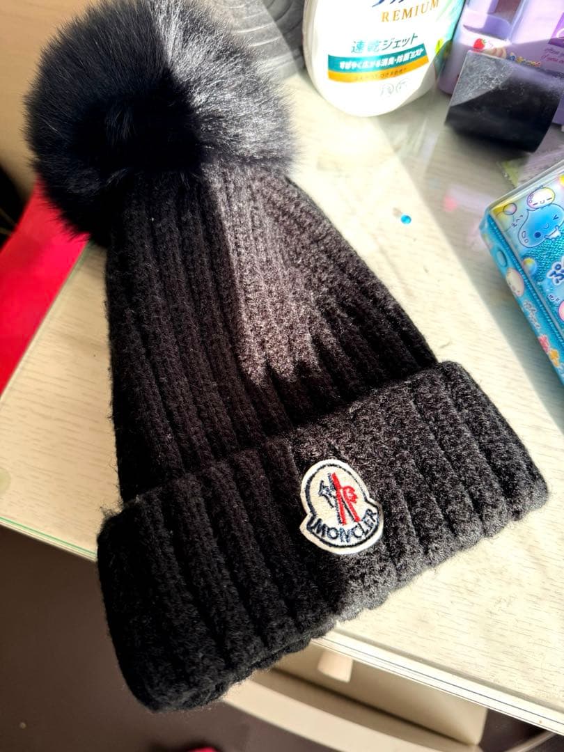 ブラックリブ編みニット帽・ポンポン付き