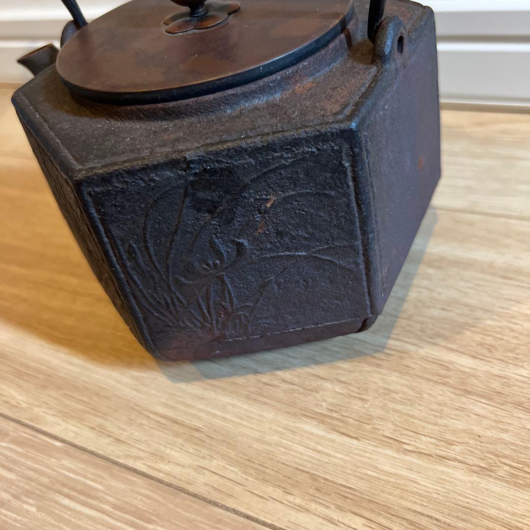 六角形 鋳鉄製鉄瓶 浮彫りデザイン