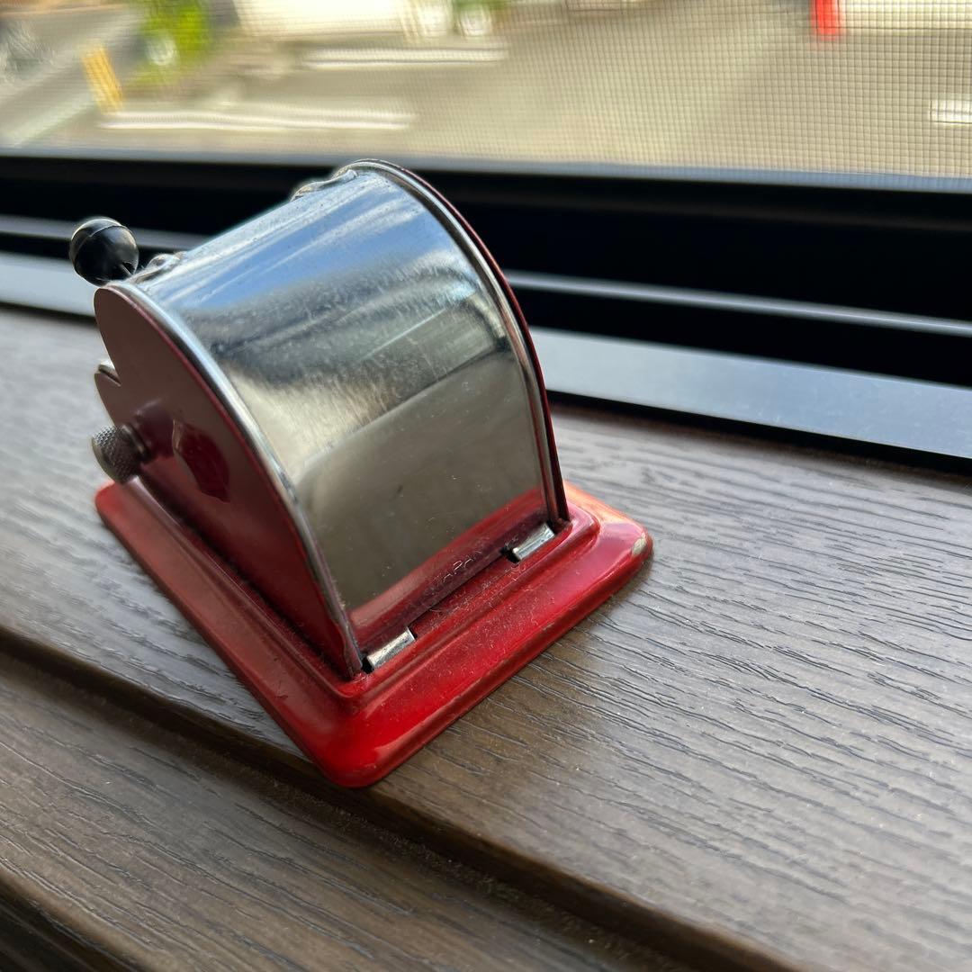 赤とシルバーの、日付カウンター万年カレンダー