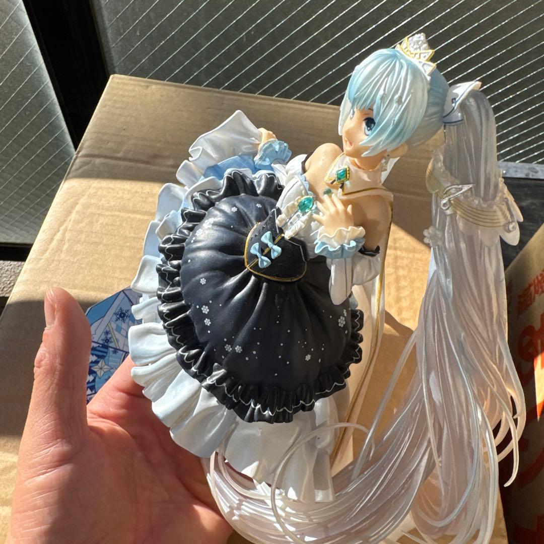 白黒ドレスのフィギュア