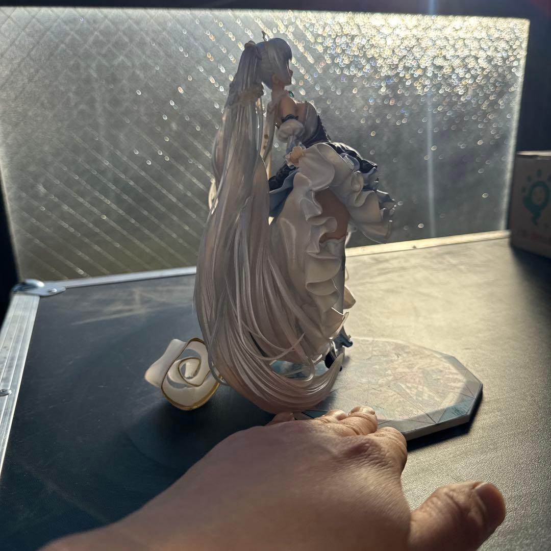 白黒ドレスのフィギュア