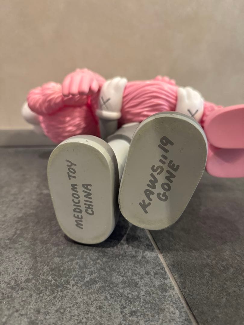 KAWS フィギュア グレー/ピンク