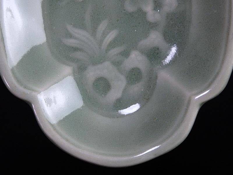 三田青磁　太湖石に梅花の図　変形手塩皿　D021AS-CFn