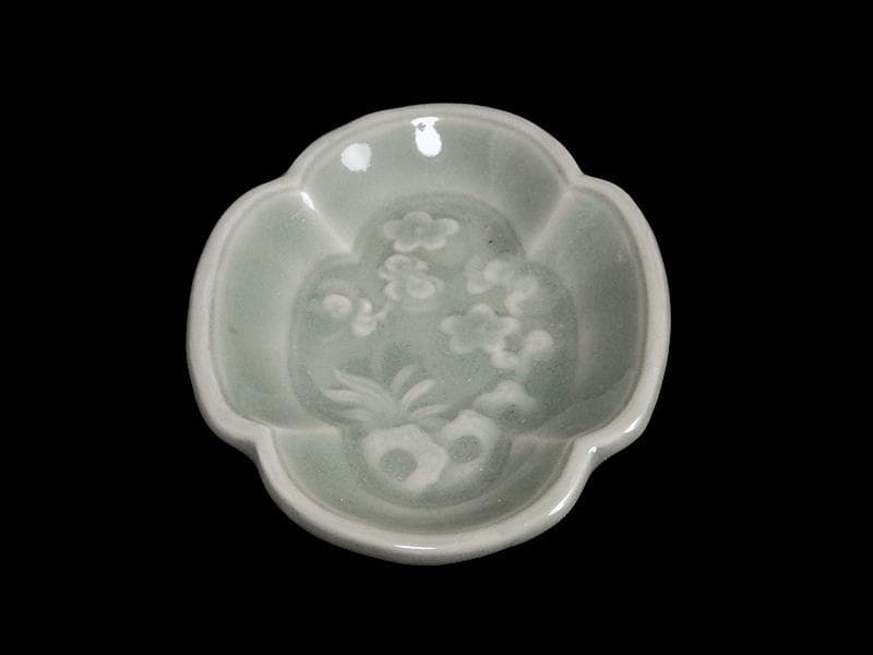 三田青磁　太湖石に梅花の図　変形手塩皿　D021AS-CFn