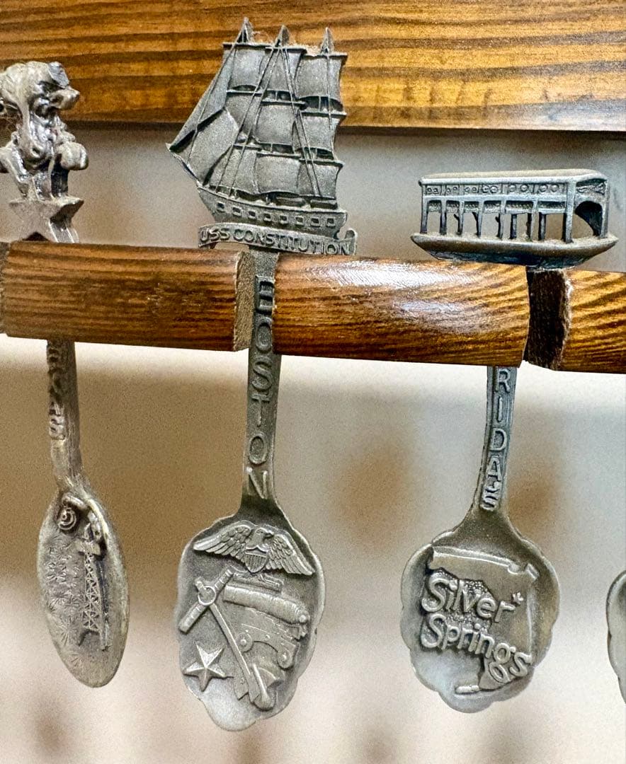 ヴィンテージの ピュータースプーン・コレクション