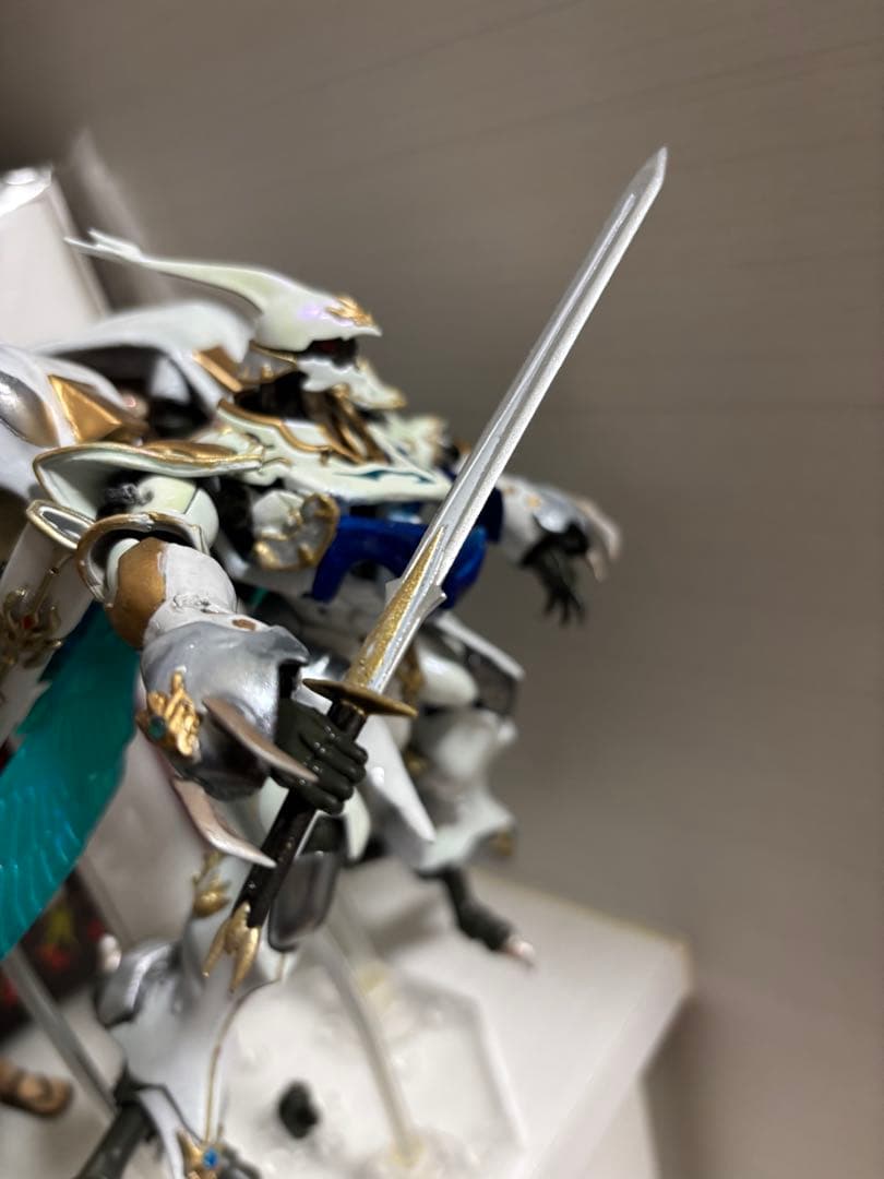 ロボットフィギュア ホワイト ゴールド