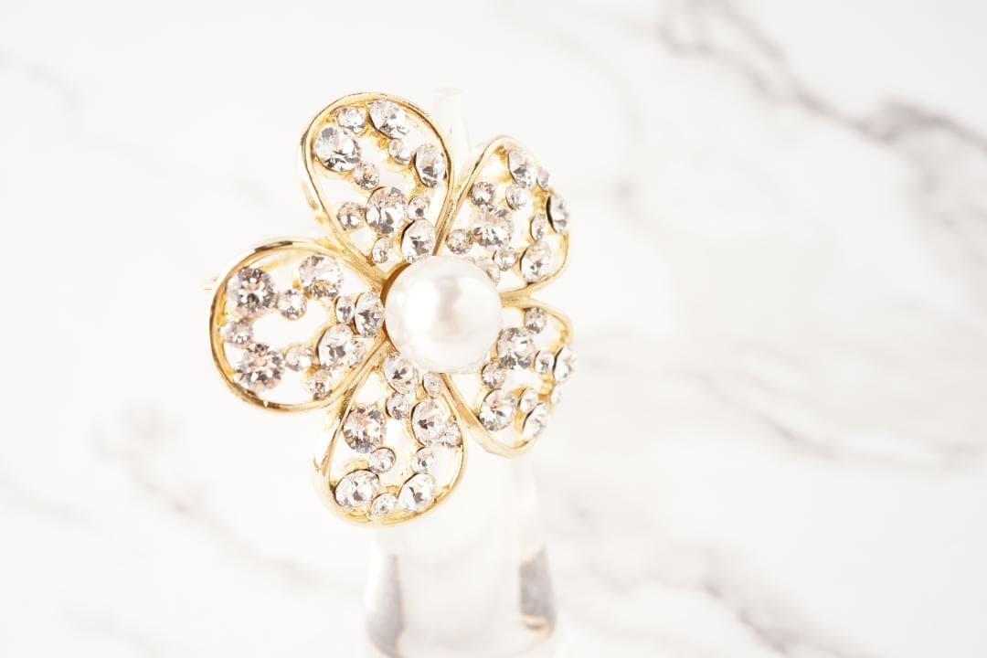 Rene ルネ パール お花 フラワーモチーフ クリスタルブローチ 中 ビジュー