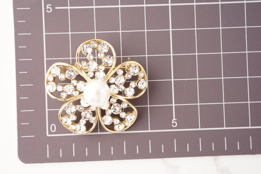 Rene ルネ パール お花 フラワーモチーフ クリスタルブローチ 中 ビジュー