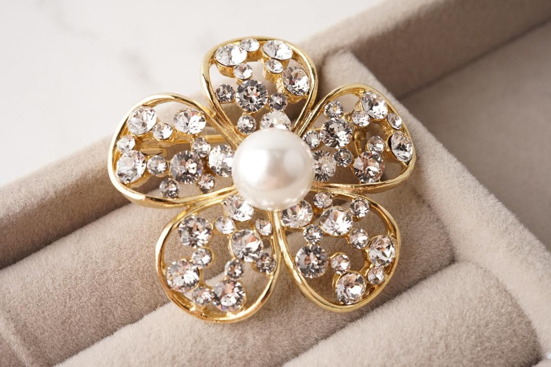 Rene ルネ パール お花 フラワーモチーフ クリスタルブローチ 中 ビジュー