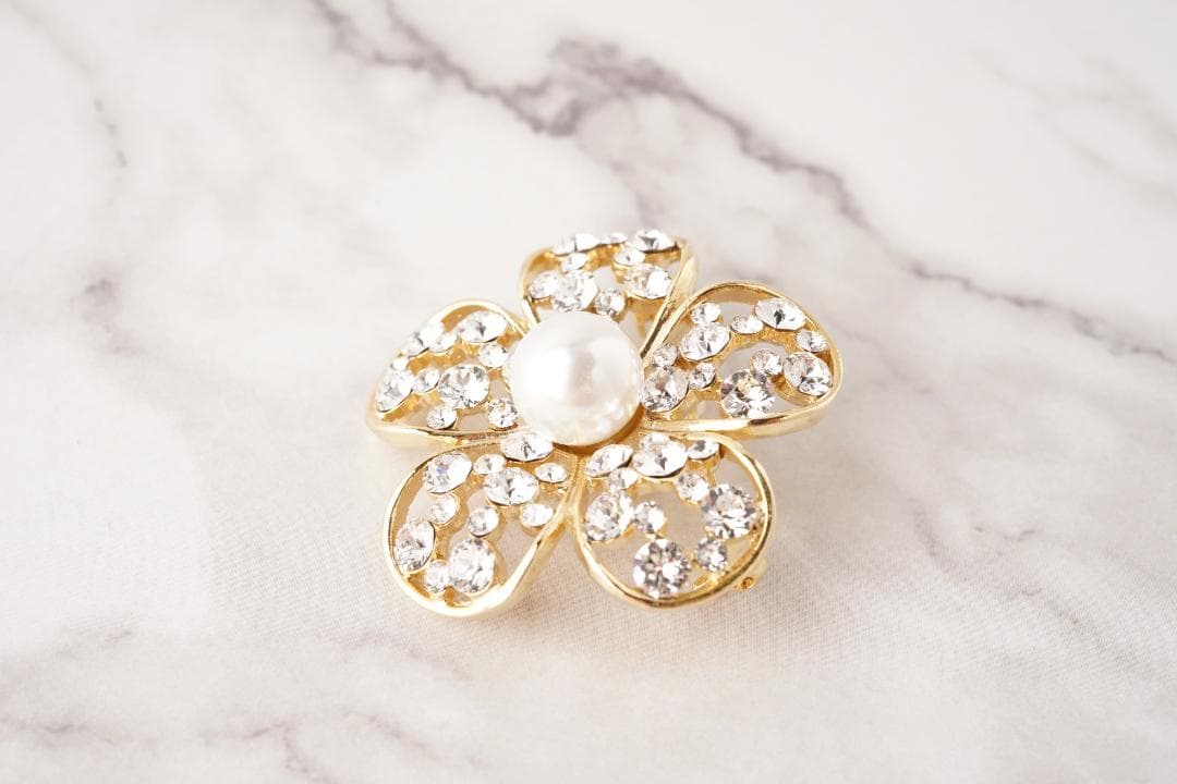 Rene ルネ パール お花 フラワーモチーフ クリスタルブローチ 中 ビジュー