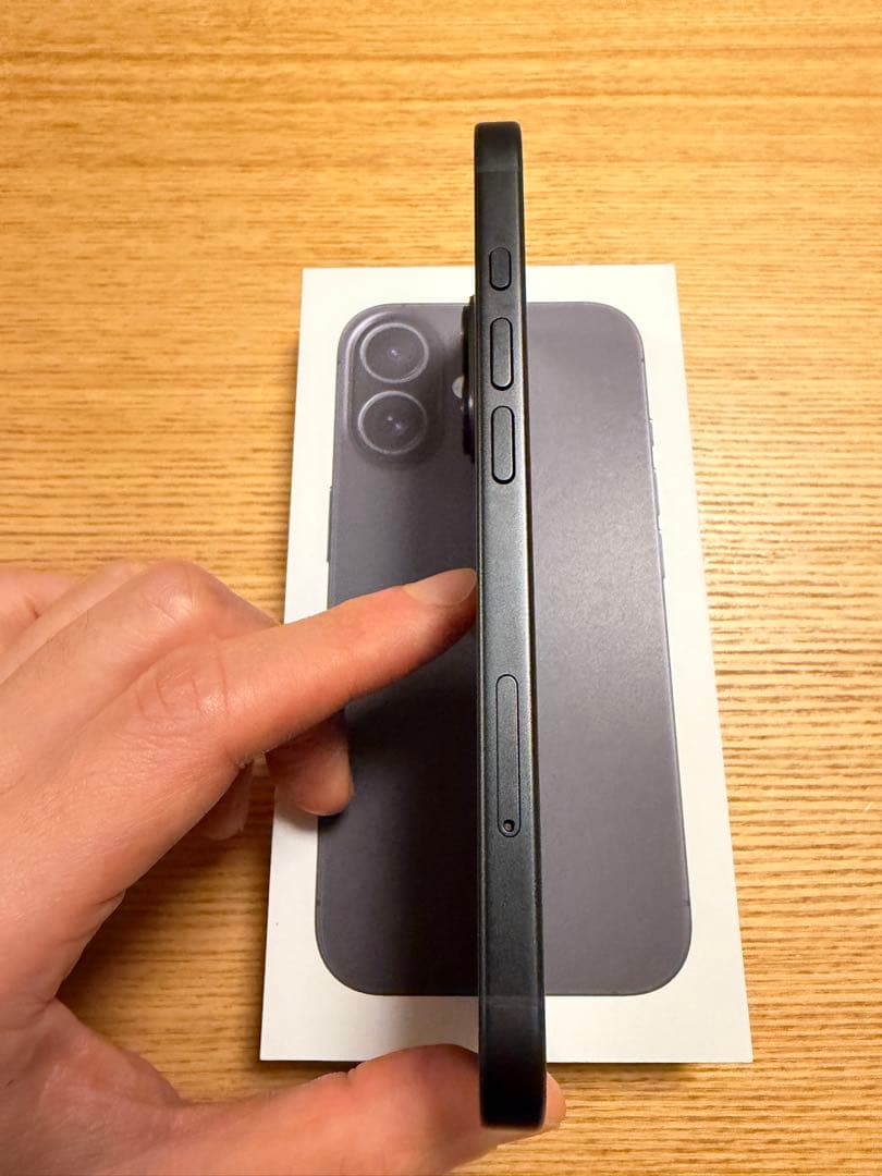 バッテリー100% iPhone 16 本体 ブラック128MB 美品