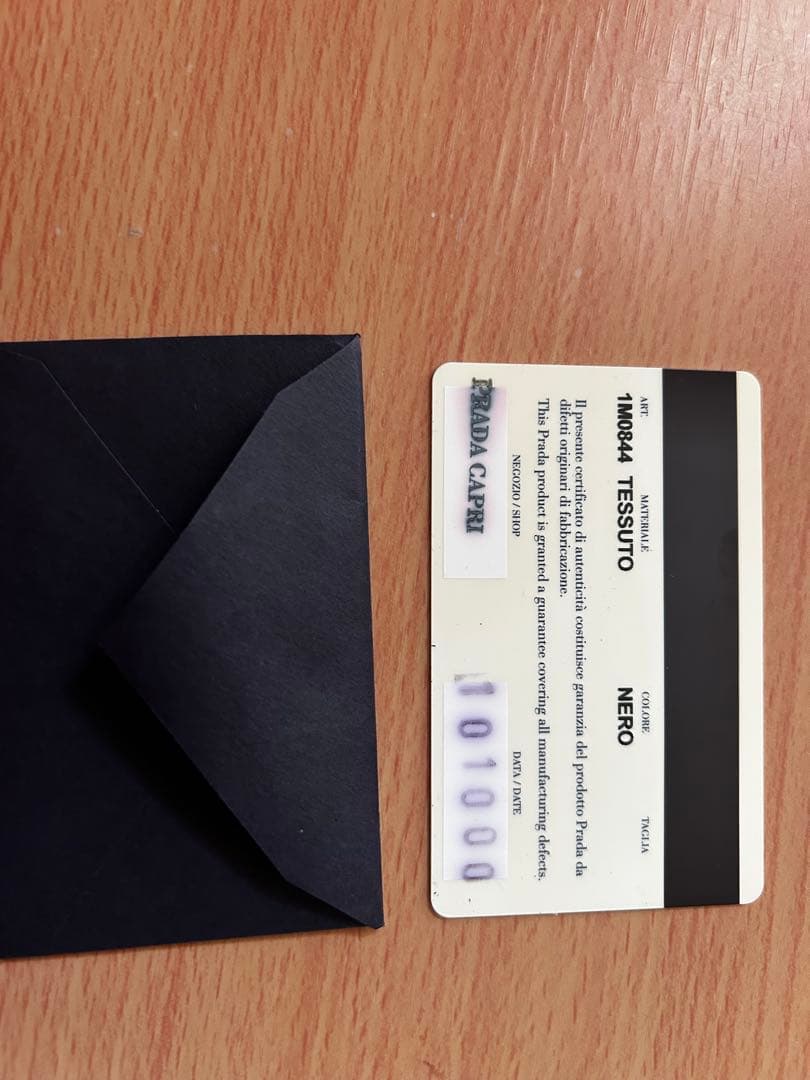 PRADA 二つ折り財布 ブラック　箱あり