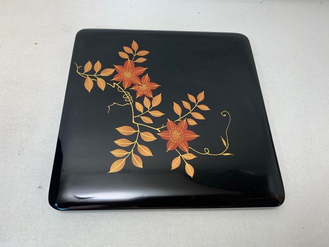 ほぼ未使用 懐石道具 木製 黒真塗 金彩花蒔絵 本重三段 重箱 内朱 紙箱