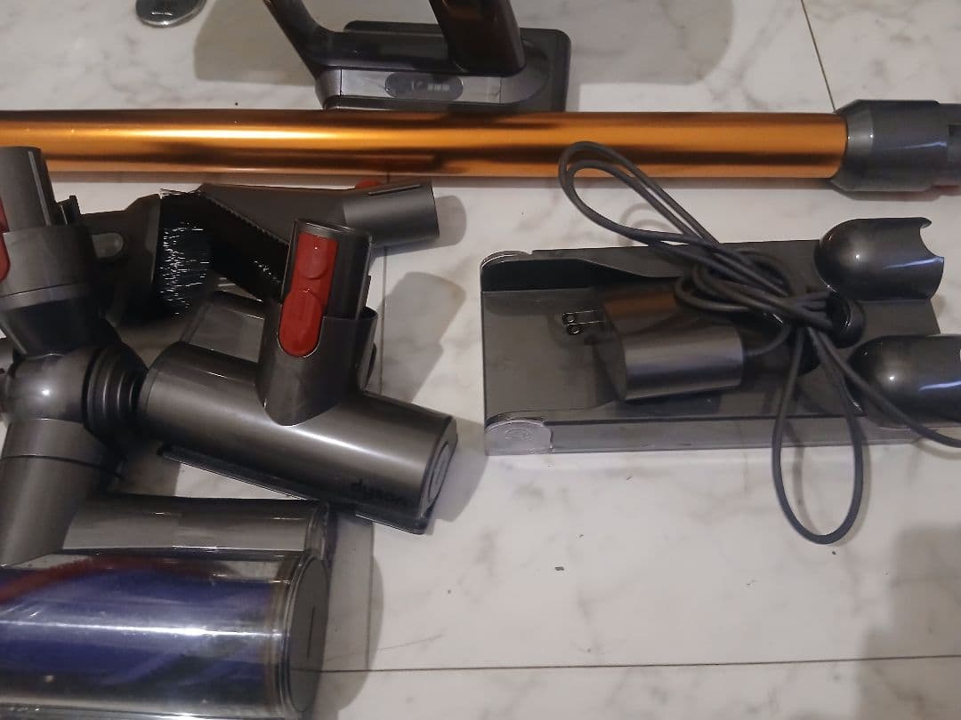 ち*ん様 Dyson V10 Fluffy 充電ドック付／付属品多数／動作良好