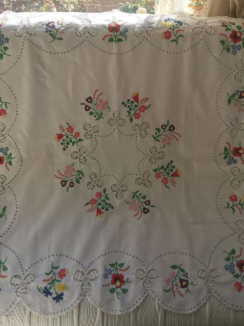 アンティーク ハンガリー カロチャ クローバー透かし刺繍スカラップ リネンクロス
