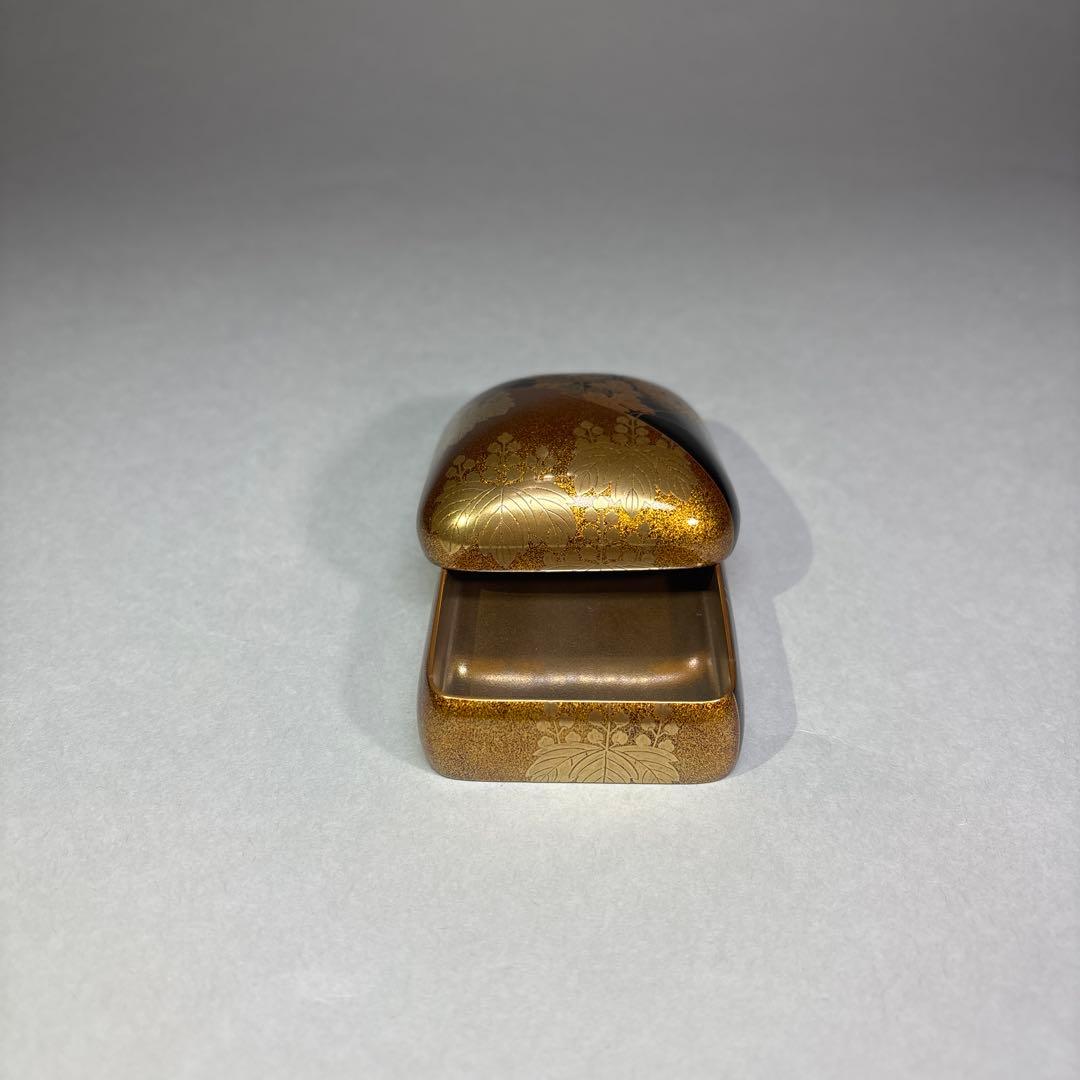 前端春斉　片身替菊桐蒔絵香合 内銀地(二重箱入)