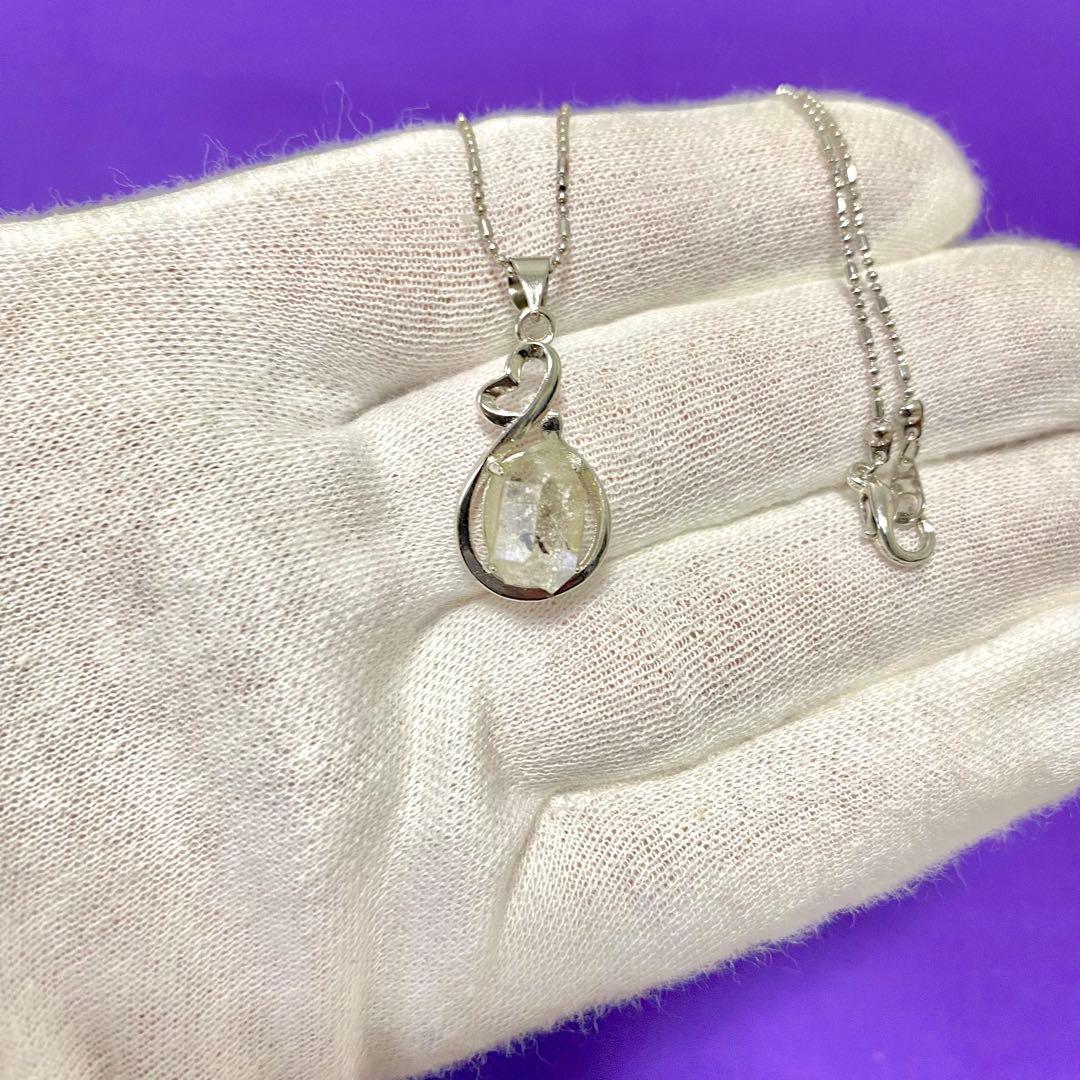 【上級呪物】精霊の欠片が宿る『黒糸晶霊のペンダント』 ～静寂に潜む力と神秘の導き