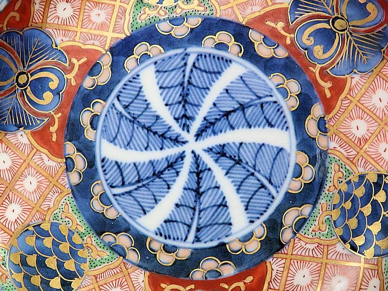 大聖寺伊万里　金襴手　菊花四方襷紋に丸紋の図　４寸皿　２枚　D377AS-CHz