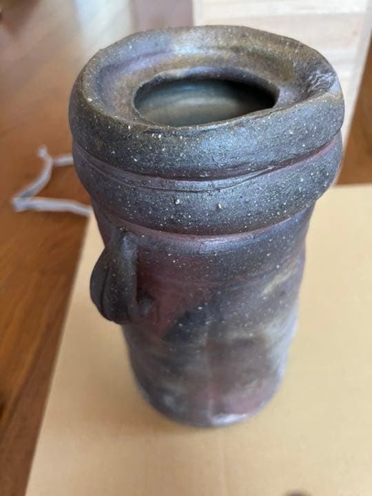 備前焼の花瓶。箱入り。未使用。家庭保存。どっしりした質感。