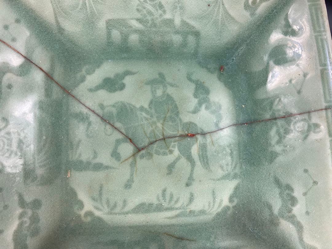 中国古玩 角皿 龍泉青磁 陰刻星座人物図 宋元時代 傷有 時代物 径21.7cm