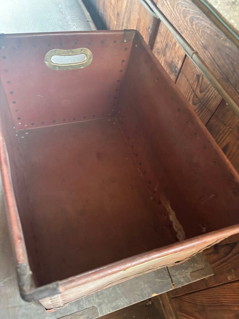 時代物 革ケース 鋲留め 真鍮ハンドル 古道具 収納箱