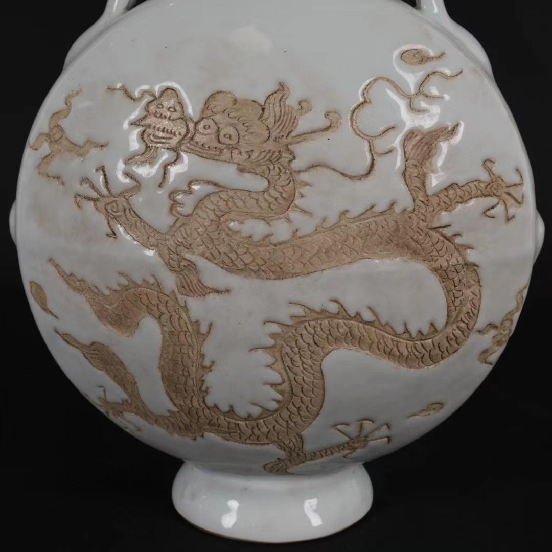 中国古美術✦内府紋 白釉 浮雕 双面龍紋 抱月扁瓶✦置物・書道品・文房具・陶芸