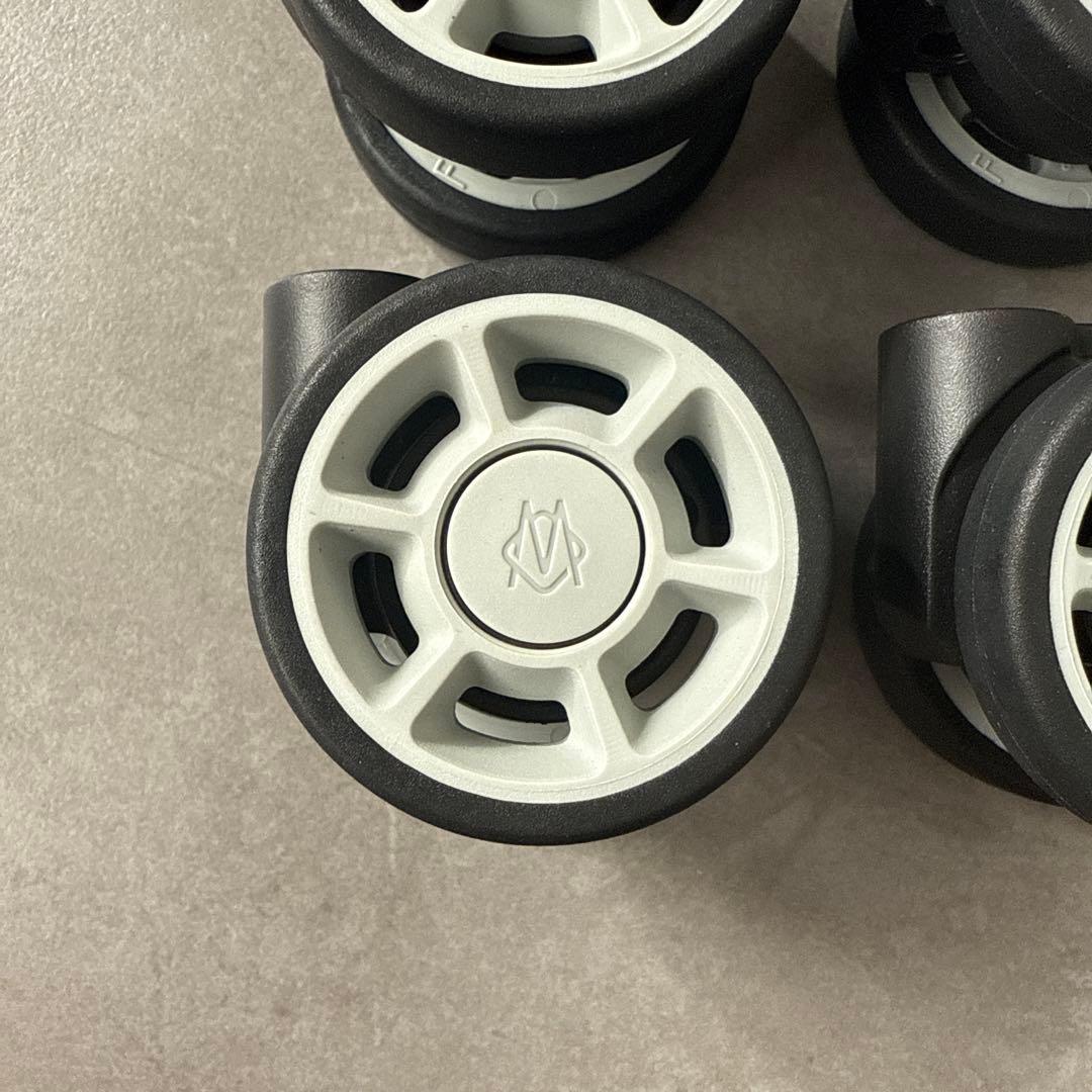 リモワ　キャリーケース　ホイール