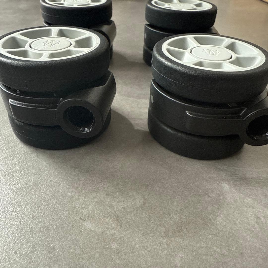 リモワ　キャリーケース　ホイール