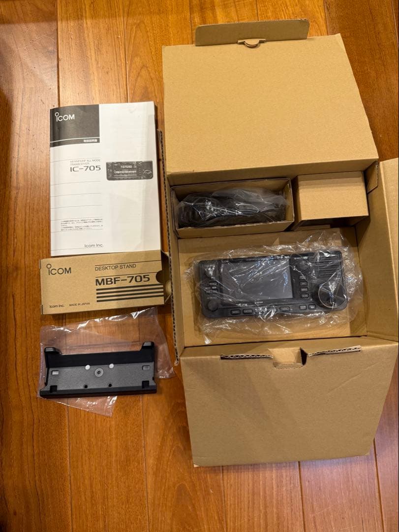 Icom IC-705 トランシーバー + スタンドMBF-705