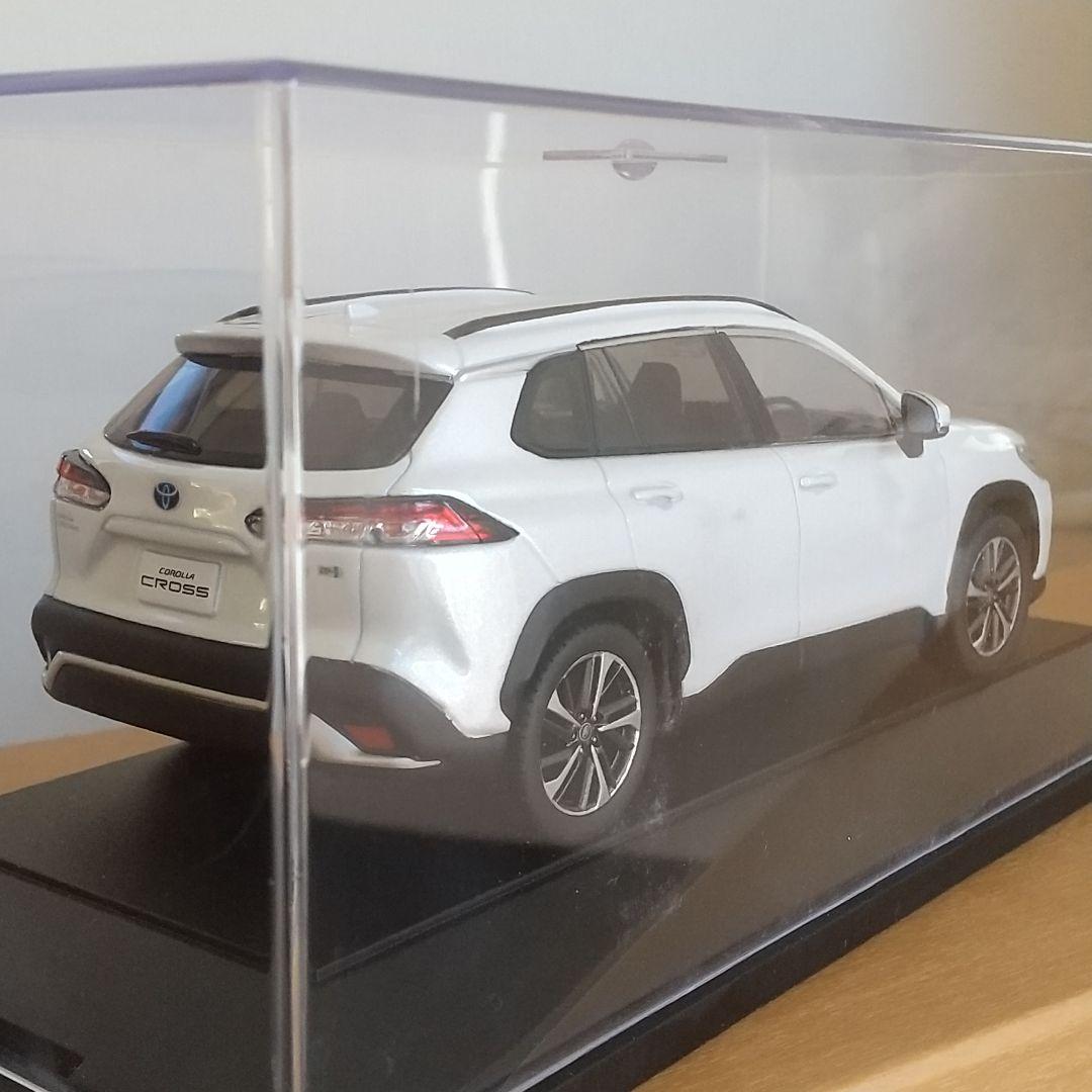 【ディーラー非売品】トヨタ カローラクロス ホワイト カラーサンプル