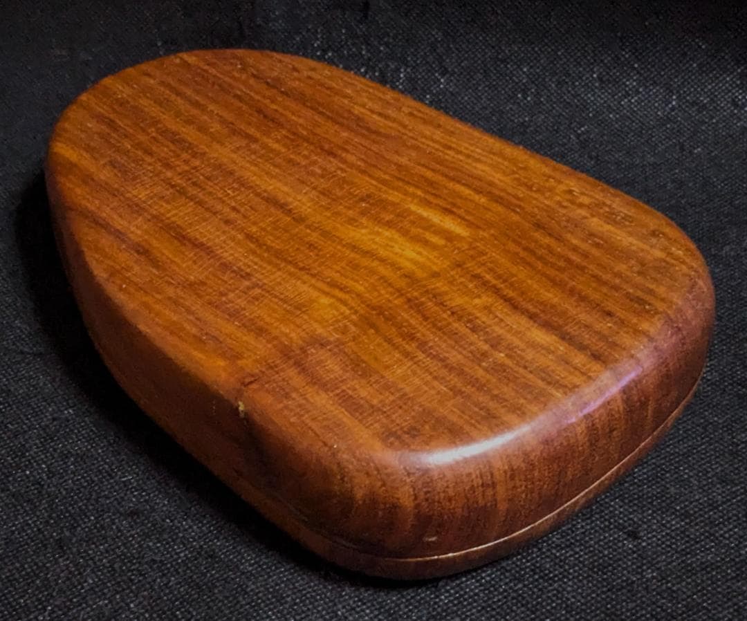 【豆斑玉石の天成楕硯板　瓢箪海】◆小豆色の豆斑や黄竜紋◆珍品◆唐木箱◆7.2吋