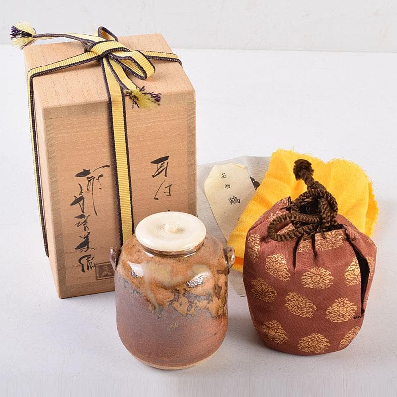 茶道具　萩焼　守繁栄徹作　耳付茶入　名物鷄頭金襴仕覆付　共布共箱　V　8498