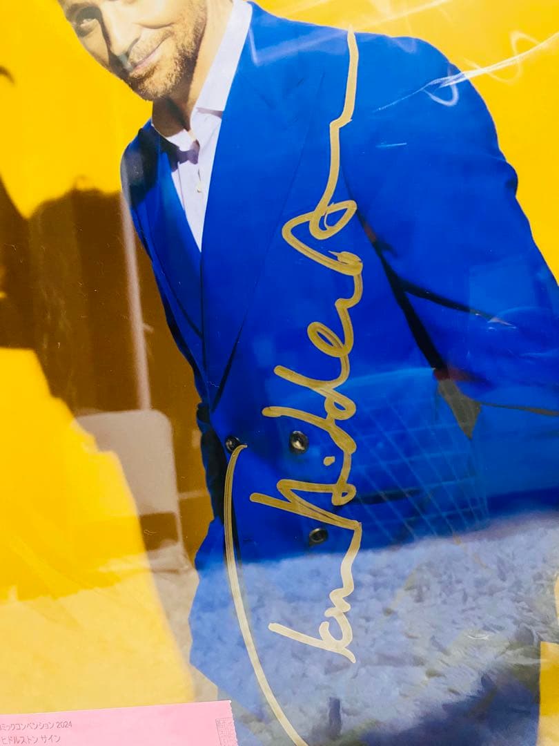 トム・ヒドルストン直筆サイン