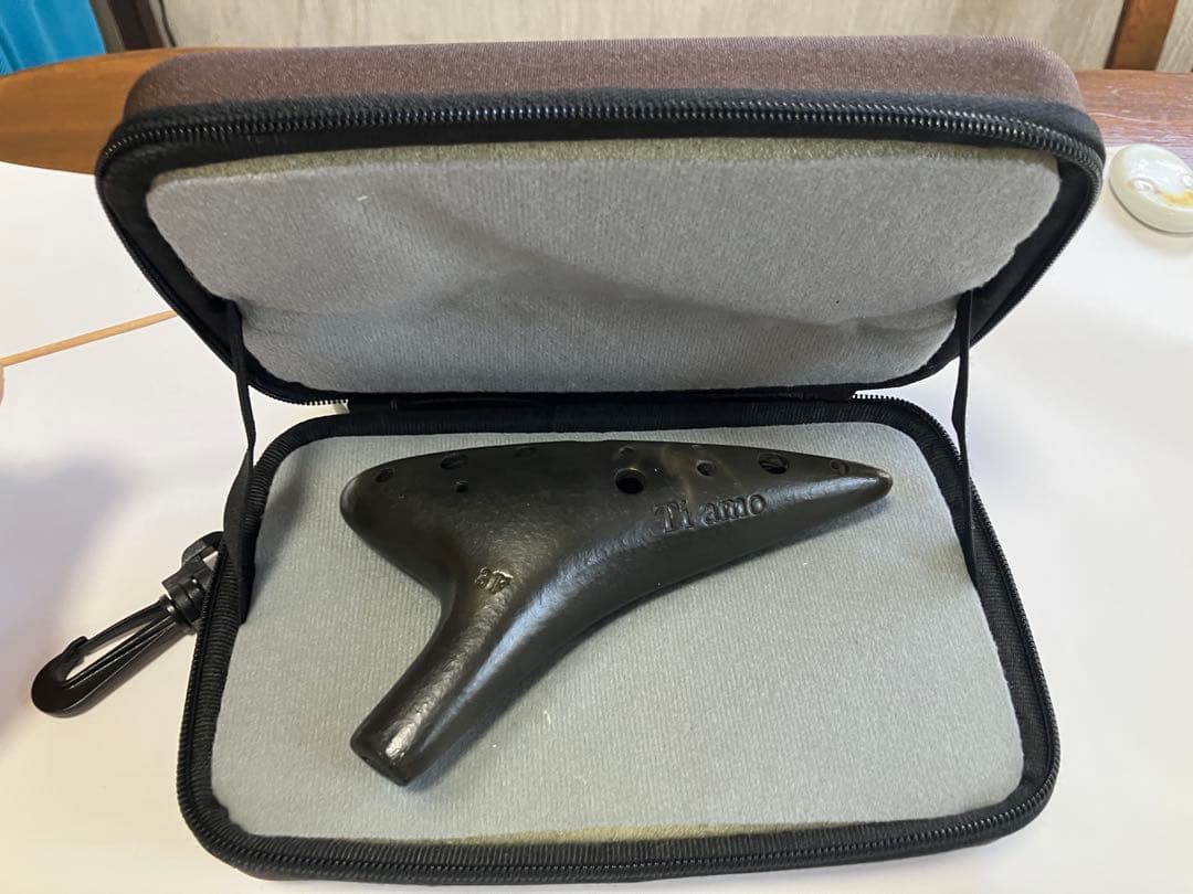 ティアーモ オカリナ ３F (SF) 黒陶モデル 13穴、オカリナ専用ケースつき