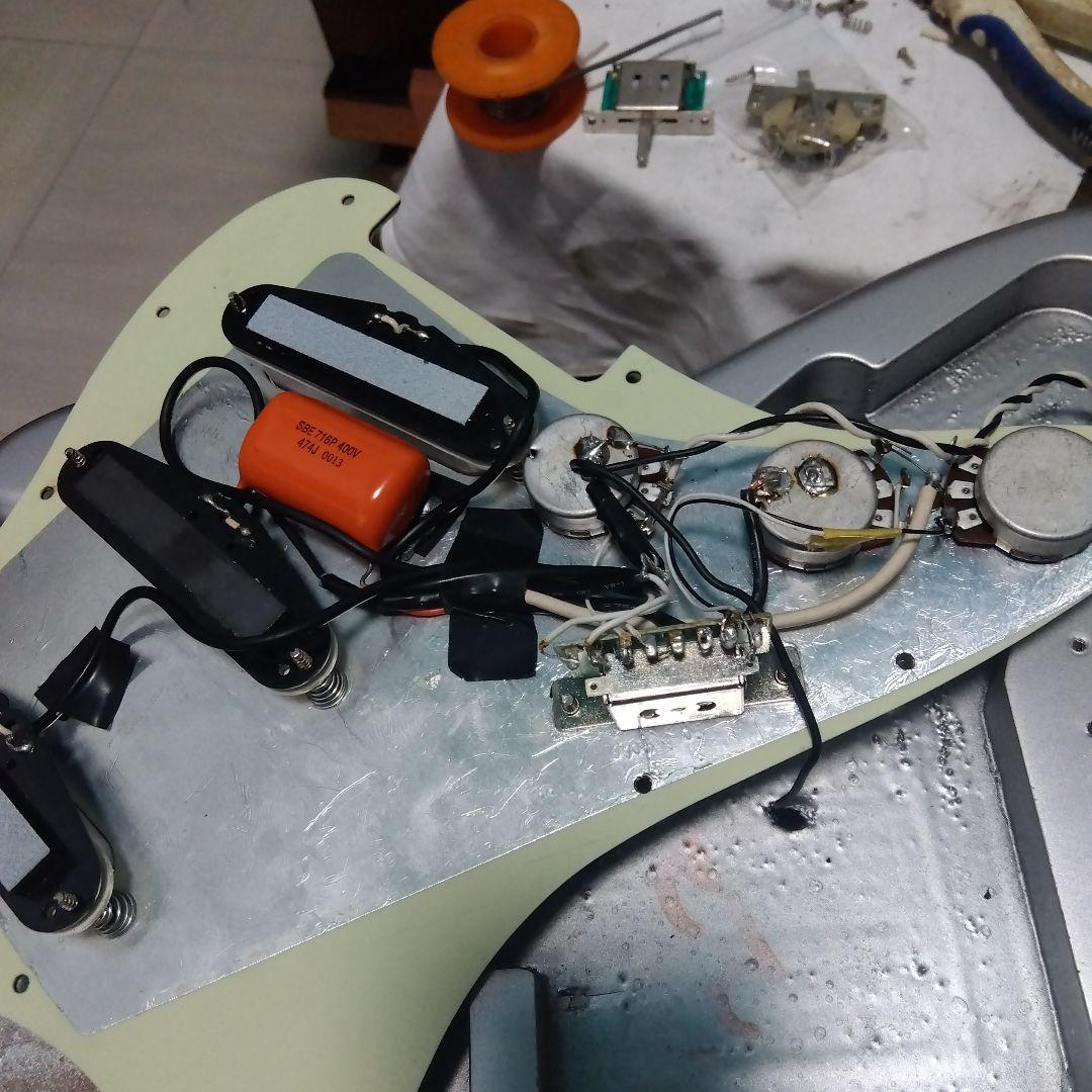 シルバーエレキギター ！スクワイヤ ラージヘッド…