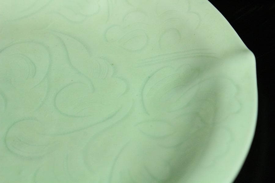 中国美術 白磁 刻草花紋 盤 φ15cm 影青(K-XA681)