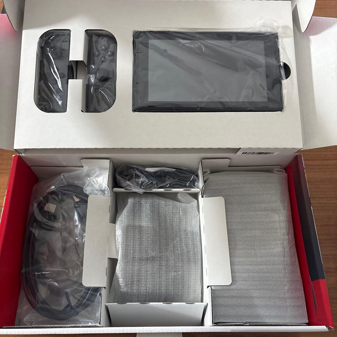 NINTENDO SWITCH 本体 付属品全部あり 持ち運びケース付き