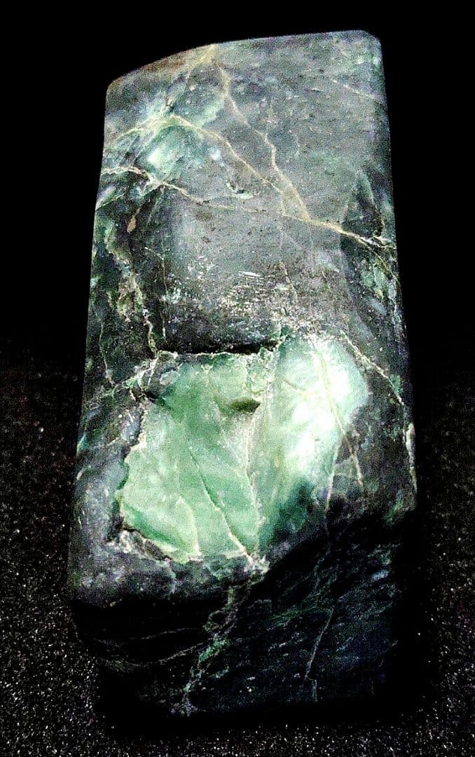 ★翡翠原石★糸魚川硬玉【姫川転石・山之坊コスモクロア・カット431ｇ】