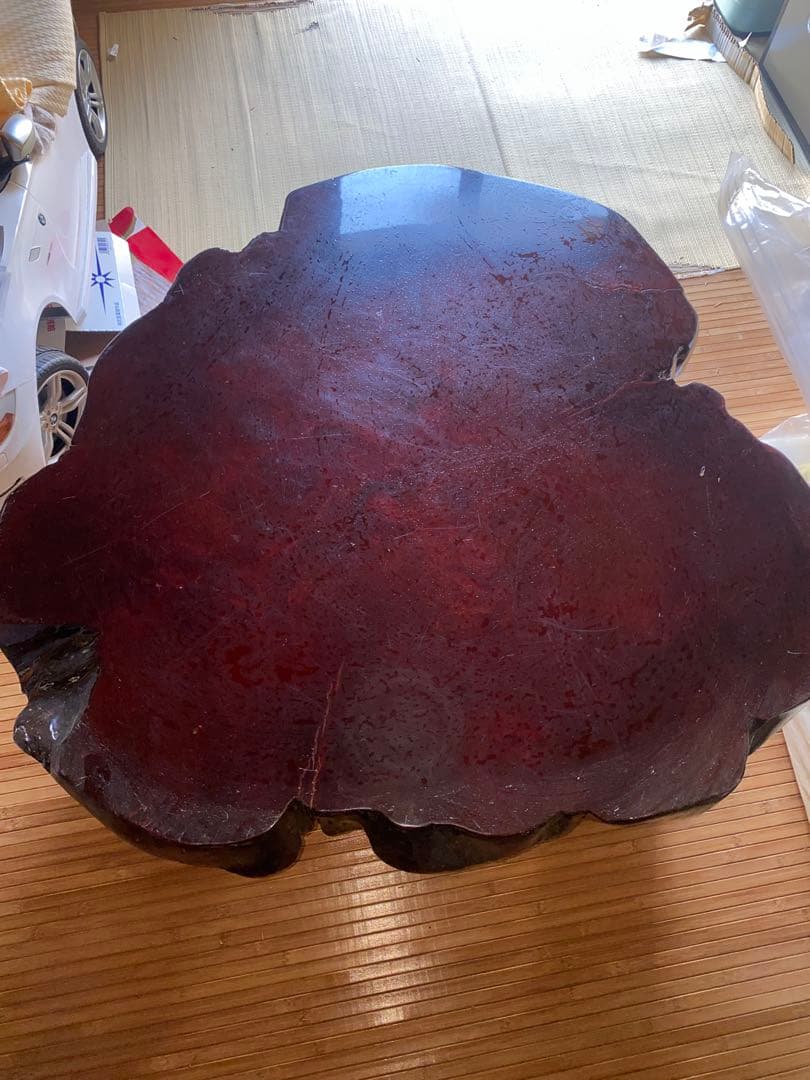 天然木　濃い赤色の自然形状座卓