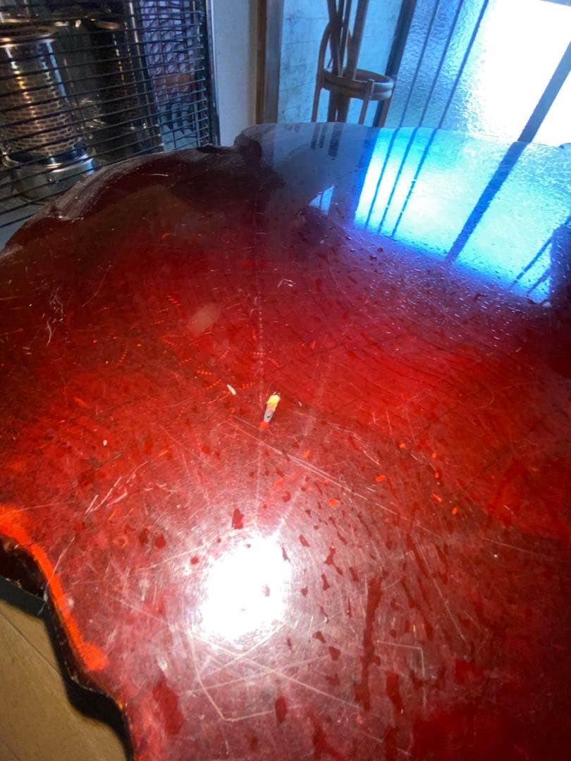 天然木　濃い赤色の自然形状座卓