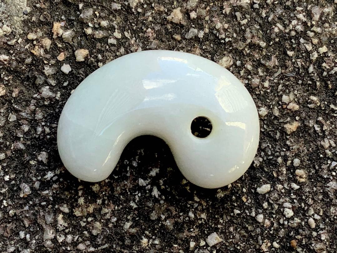 黙って40万円以上‼️糸魚川翡翠ジェダイト勾玉　品質お値段自信あり外部鑑定鑑別書付