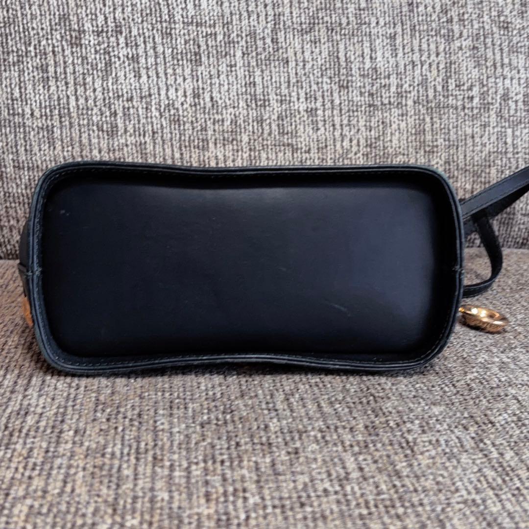 【希少】サルヴァトーレフェラガモ　ショルダーバッグ　ハイヒールモチーフ金具