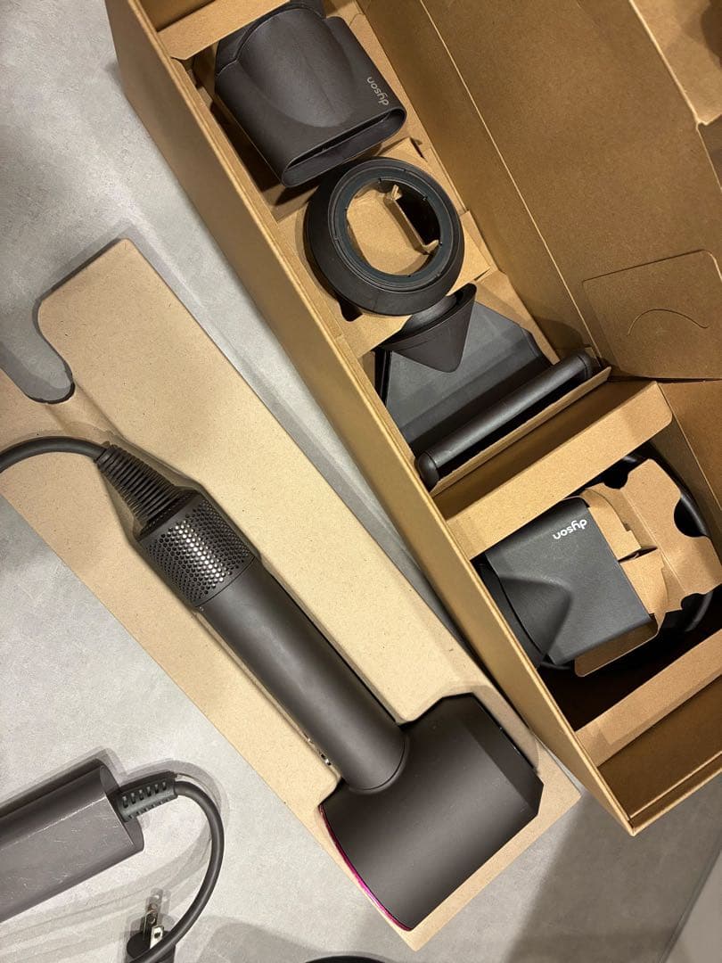 Dyson supersonic ionic ヘアドライヤー(付属品付き)